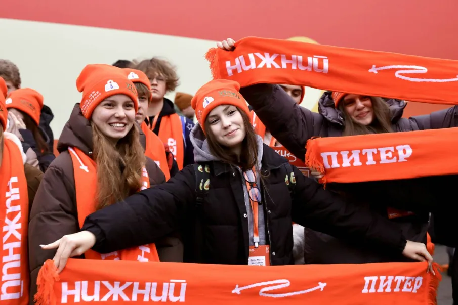 Около 500 нижегородских школьников и студентов отправились в Санкт-Петербург спецрейсом в рамках проекта «Уроки с путешествием»